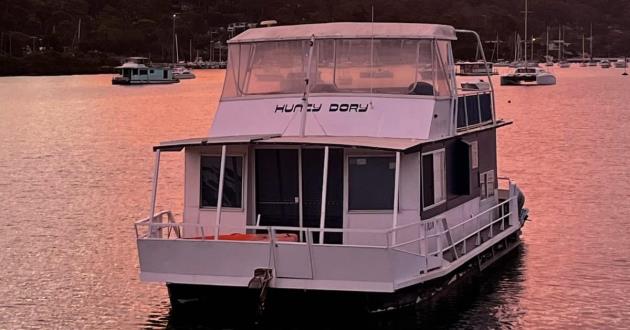 Hunky Dory Houseboat