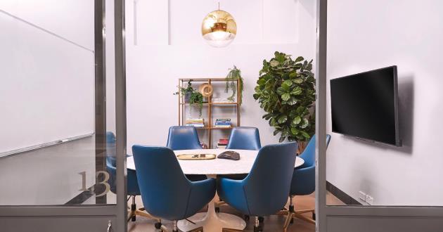 Designer 6 Person Meeting Room on Clarence St (1.3)